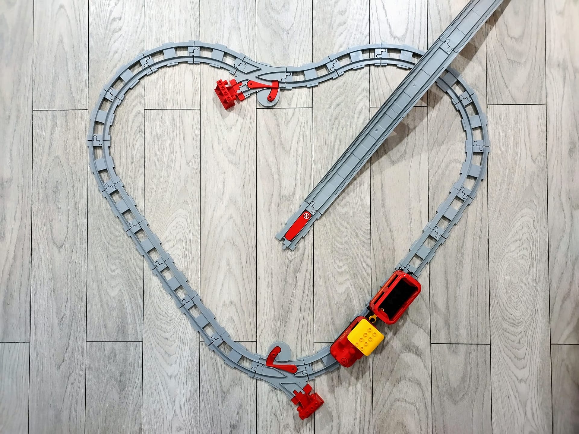 Let There Be Love – Creatia 9: dupLOVE train tracks